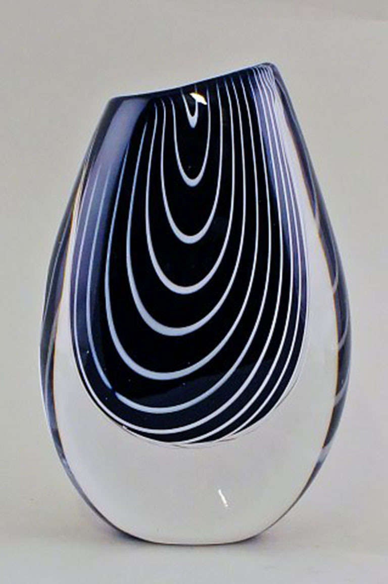 Large and rare Kosta Boda Zebra Glass Vase by Vicke Lindstrand. Elegant swedish design. In perfect condition. Measures : 14 x 22 cm. Signed.