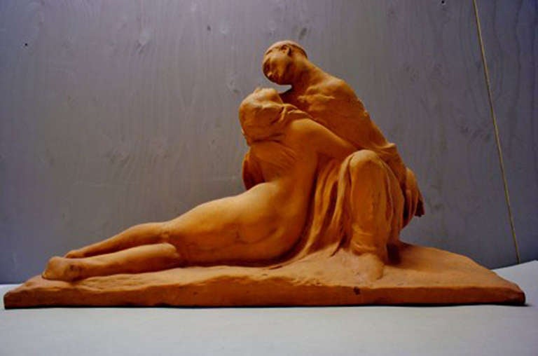 Amedeo Gennarelli (1881-1943) large sculpture in terracotta, embracing couple. Signed. In good condition. Measures: 62 x 41 cm.