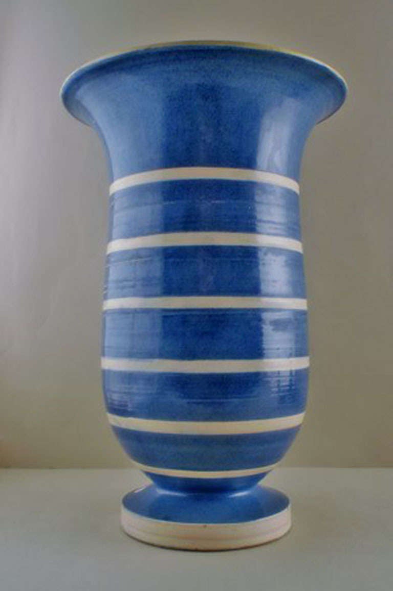 Sehr große Vase aus glasiertem Steingut von Kaehler, HAK. In sehr gutem Zustand. Schöne Glasur. Gestempelt.
Größe: 44 cm hoch, 19 cm im Durchmesser.