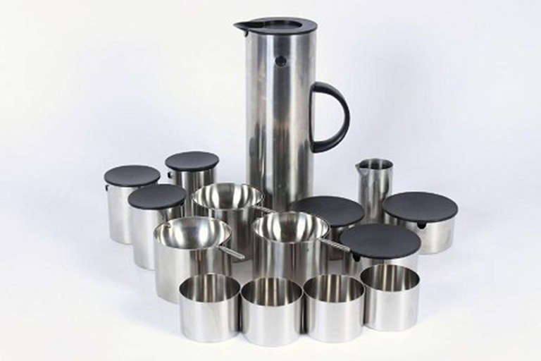 Cylindra, designed by Arne Jacobsen and Eric Magnussen: Three ashtrays, measure: diameter 10 cm, creamer height 9.5 cm, four bowls, height 6 cm, diameter 7.5 cm, three cream jugs with lids, three sugar bowls with lids and a coffeepot.
In good