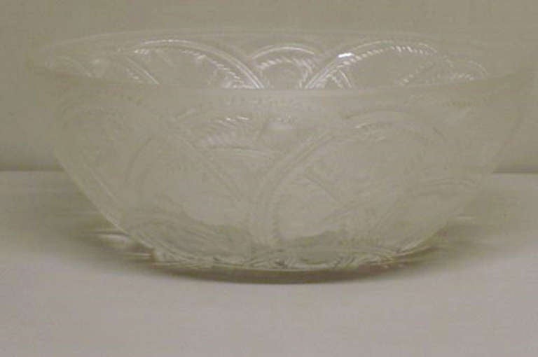 French Lalique art glass bowl. Measures: 24 cm. in diameter. 10 cm. high. In perfect condition. Incised signature.