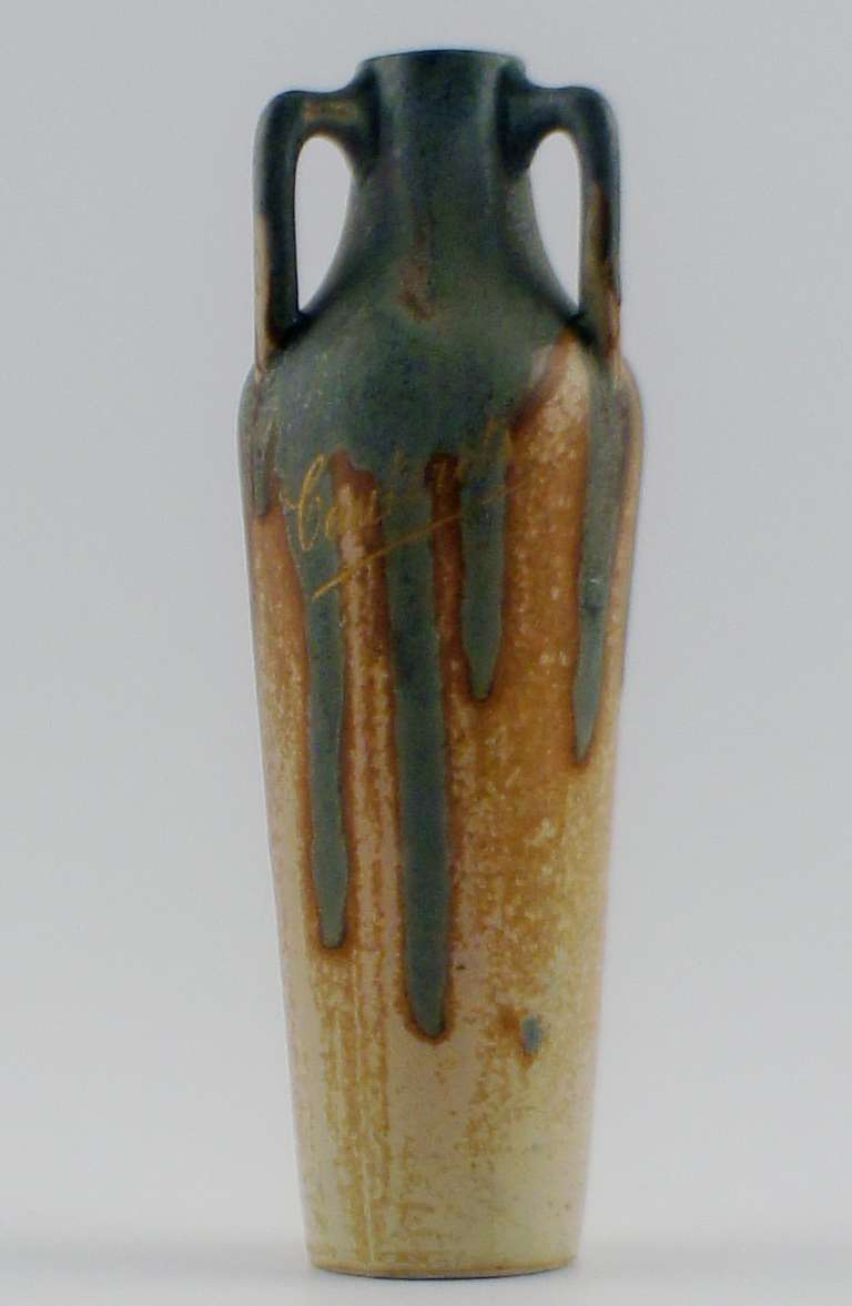 Jarrón de cerámica francés, Cauterets.
Firma indistinta. Jarrón cónico, vidriado gris azulado sobre fondo marrón beige, probablemente Francia, hacia 1910. Altura: 17 cm. En perfecto estado.