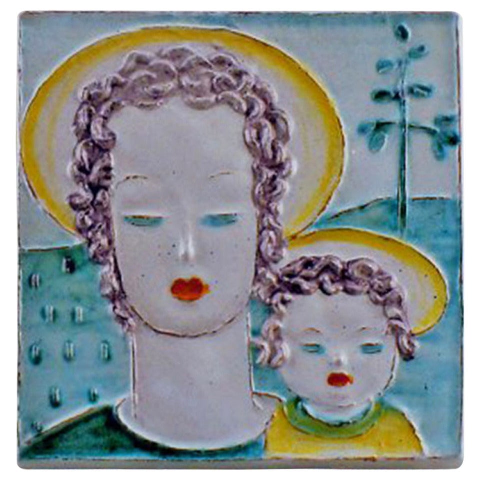 Goldschneider Wiener Art-Déco-Plakette aus Steingut mit Frau und Kind, um 1930 im Angebot