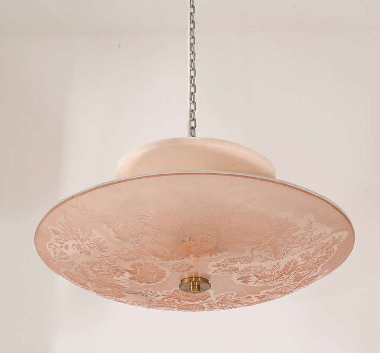 Ceiling lamp with large glass bowl, etched decoration with vegetal motifs, satin finish interior.

Design by Pietro Chiesa for Fontana Arte.

Milano, circa 1935.

