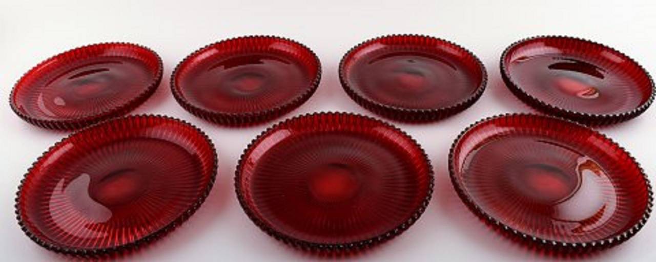 Seven plates in red glass, designed Josef Frank.
Produced by: Reijmyre / Gullaskruf.
In perfect condition.
Measures: 16.5 cm.
