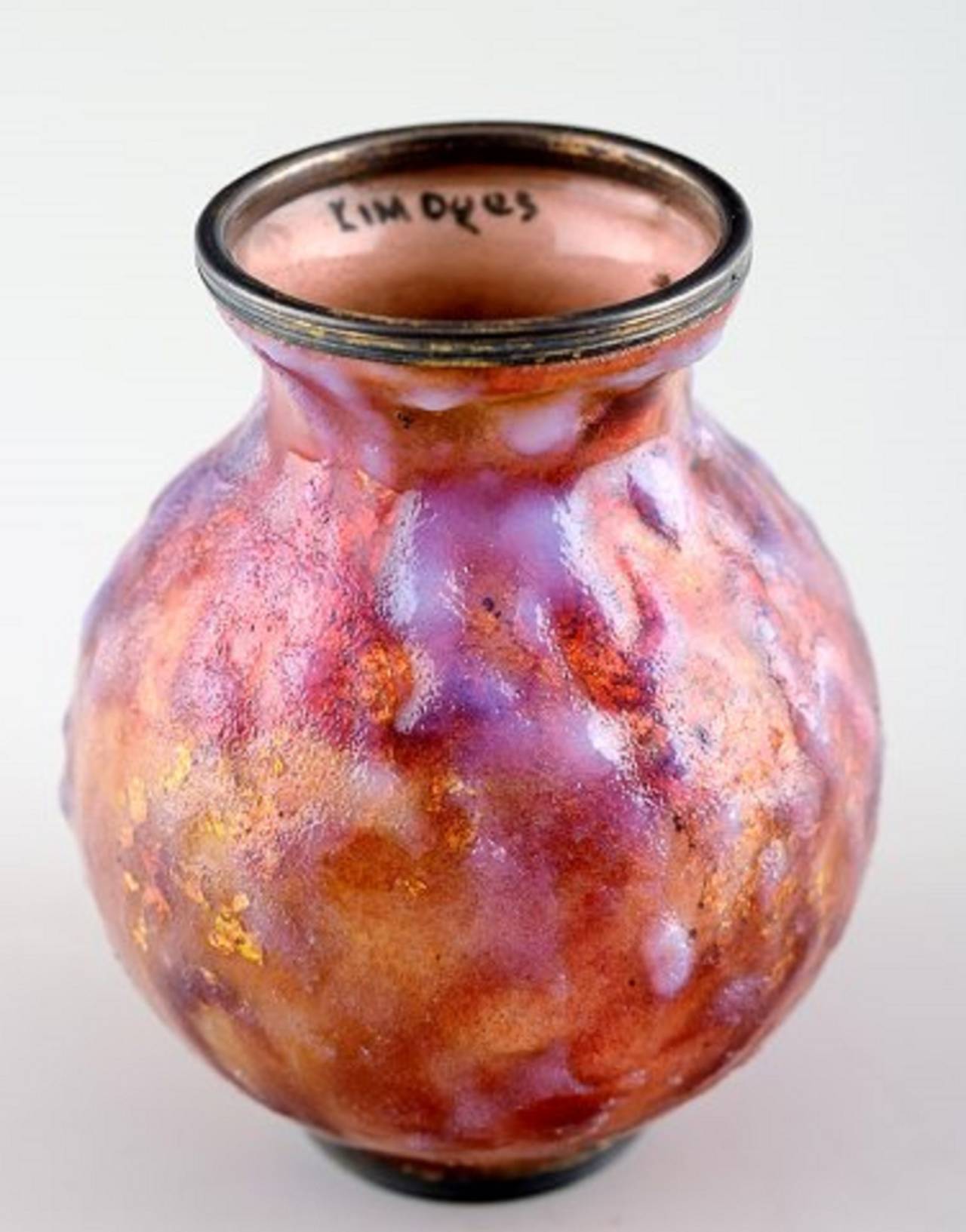 Art nouveau Limoges:: P. Bonnaud:: France. 
Vase en bronze émaillé:: glaçage en plusieurs couleurs. 
Boîte d'origine. 
Signé. 
App. 1910. Un excellent vase art nouveau de grande qualité. 
En parfait état. 
Taille : 9.5 x 7 cm.