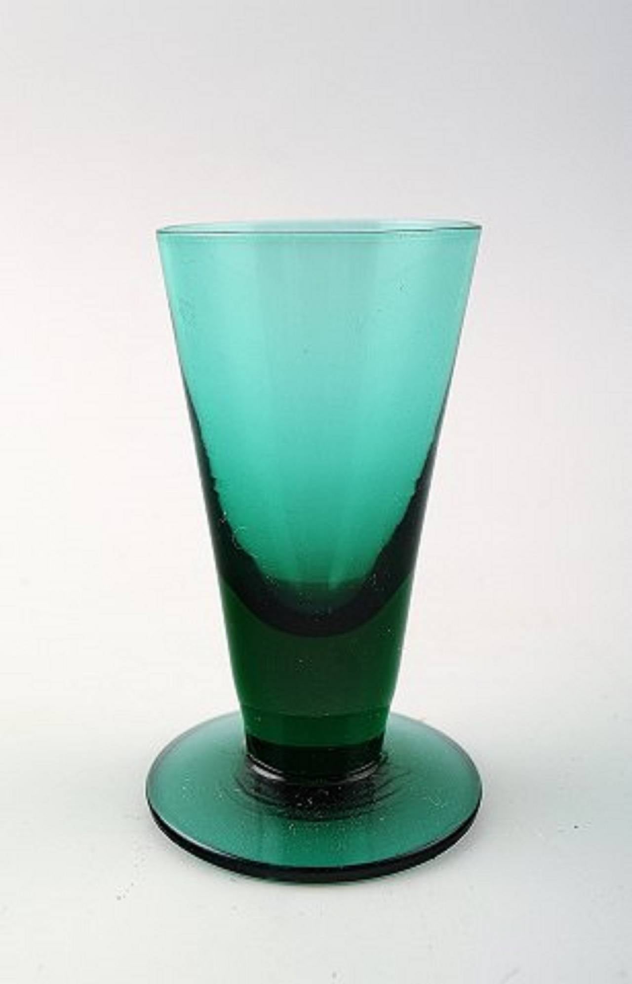 8 Josef Frank green vodka glass, Reijmyre, 1960s.
In perfect condition.
Measures 8.5 cm.