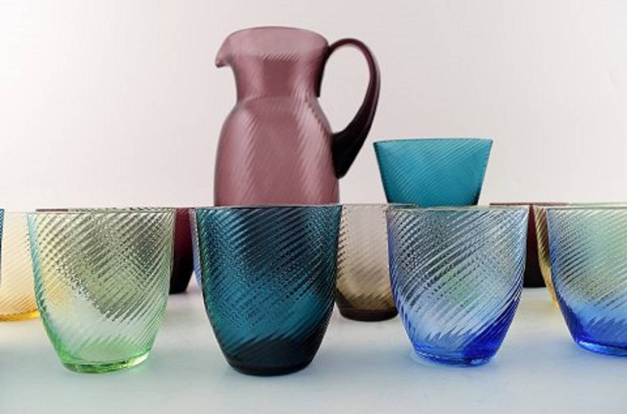 Kaj Franck (Finnish, 1911–1989) Nuutajärvi Glass Works, Wärtsilä, Finnish art glass lemonade set, a total of 19 pcs. in different colors.
In perfect condition.