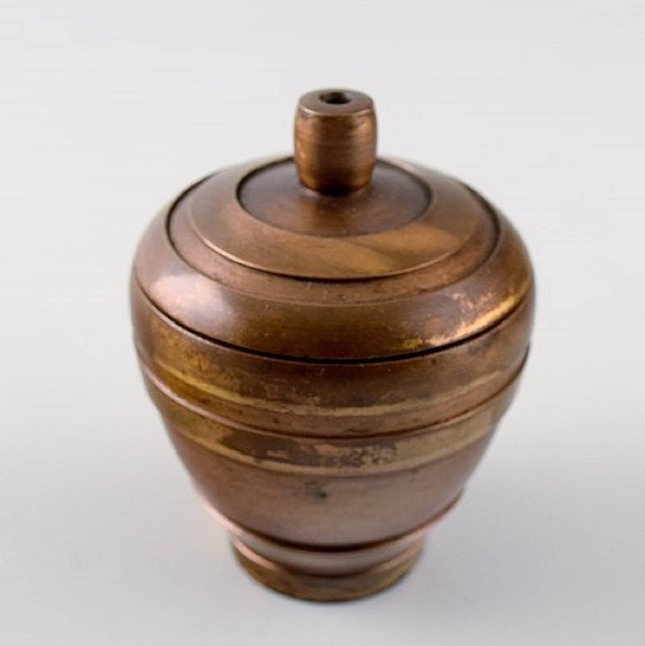 Cawa Art Deco lidded bronze jar, circa 1940.
Danish design.
In very good condition.
Hallmarked.
Measures: 8 cm.