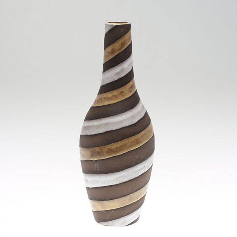 Ingrid Atterberg, vase en poterie d'art. Upsala Ekeby. Signé. 
Numéro 2049. En bon état. Mesures : 28 cm.
