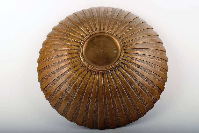 Large Tinos art deco bowl in bronze.
Denmark, 1940s. Stamped.
In good condition. With inscription, hardly visible.
29 cm. in diameter x 5.5 cm. deep.