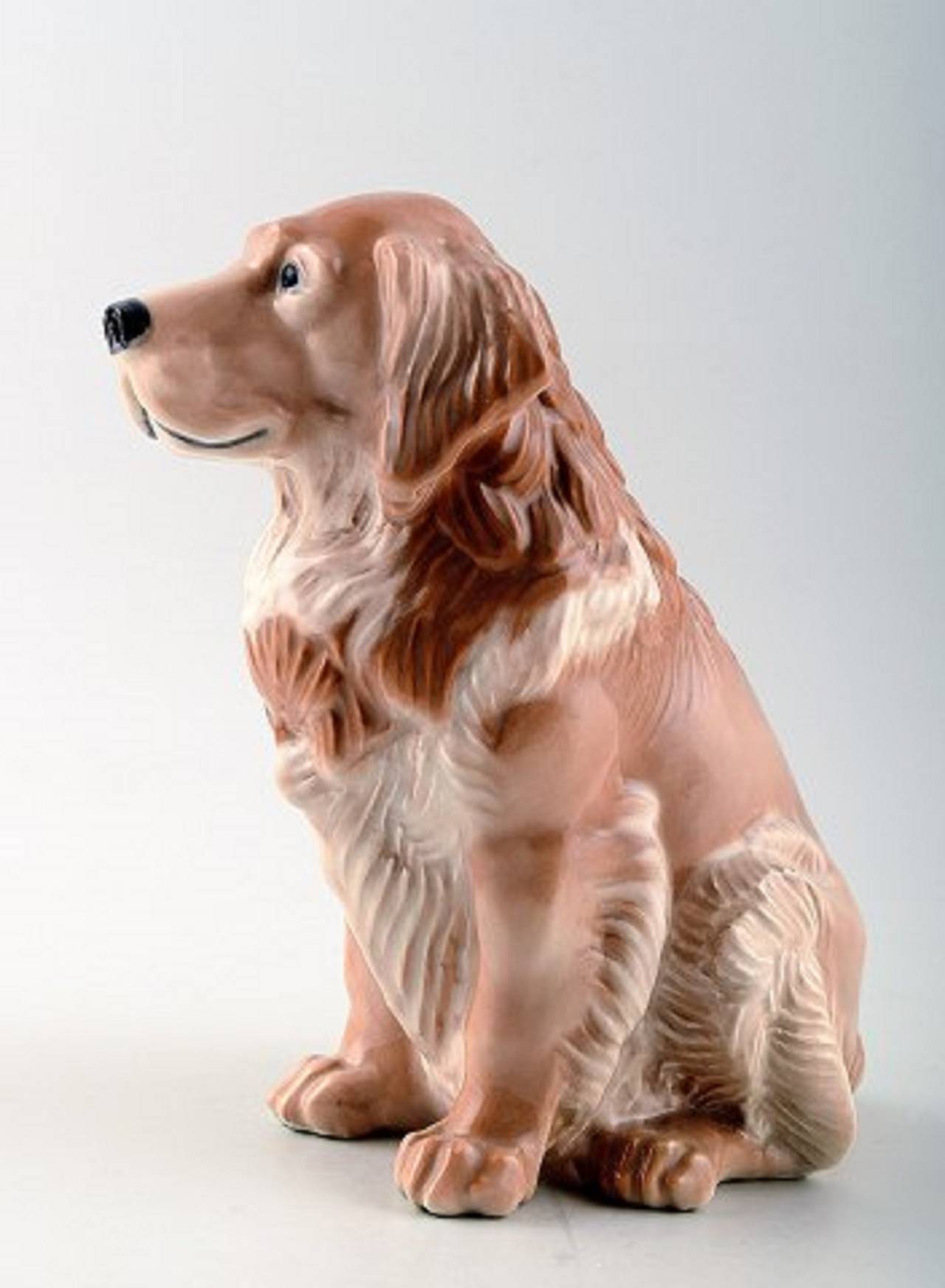 Royal Copenhagen number 5136, Golden Retriever.
Measures: 18cm. Designed by Jeanne Grut.
First factory quality, in perfect condition.