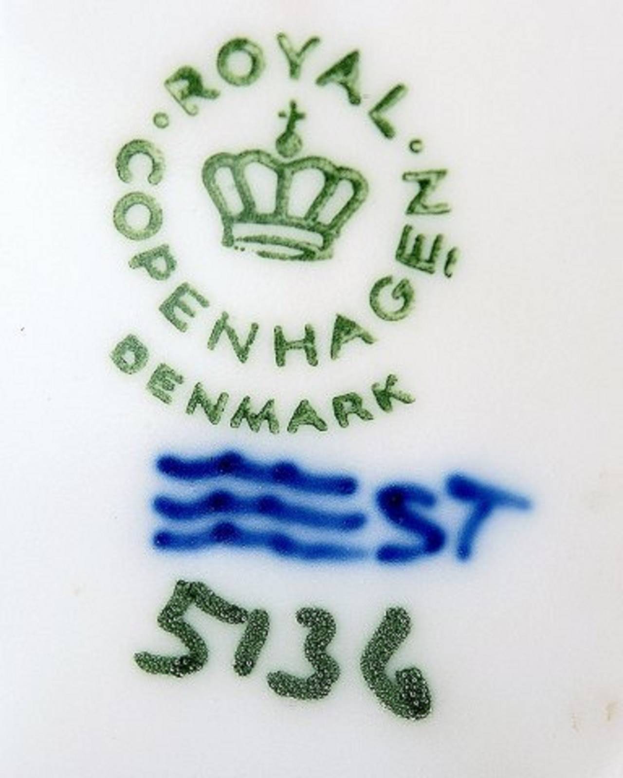 Royal Copenhagen Number 5136 Golden Retriever 2