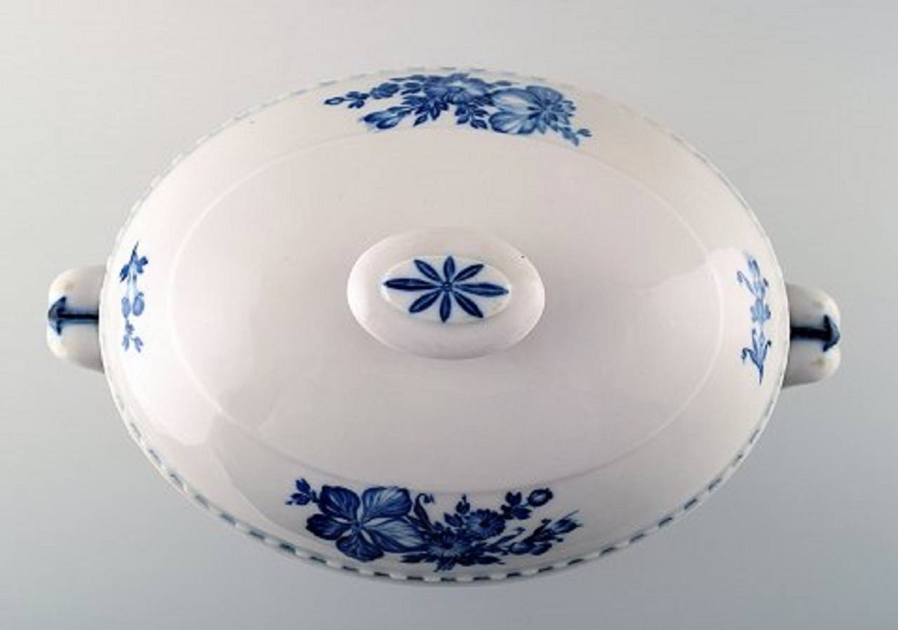 Rare antique Royal Copenhagen blue flower tureen in Empire style,
circa 1850s.
Measures: 40 x 25 cm.
In good condition. 1st. factory quality.