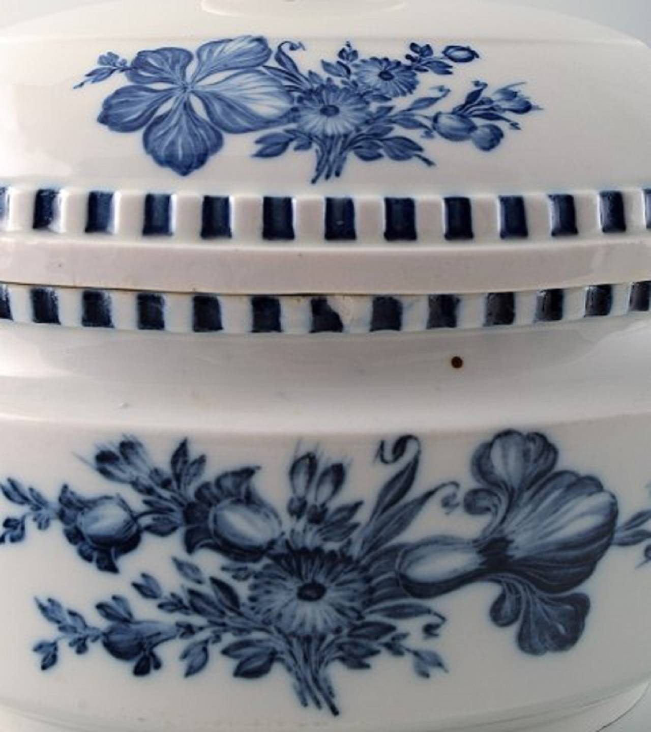 Danois Rare et ancienne soupière à fleurs bleues Royal Copenhagen de style Empire en vente