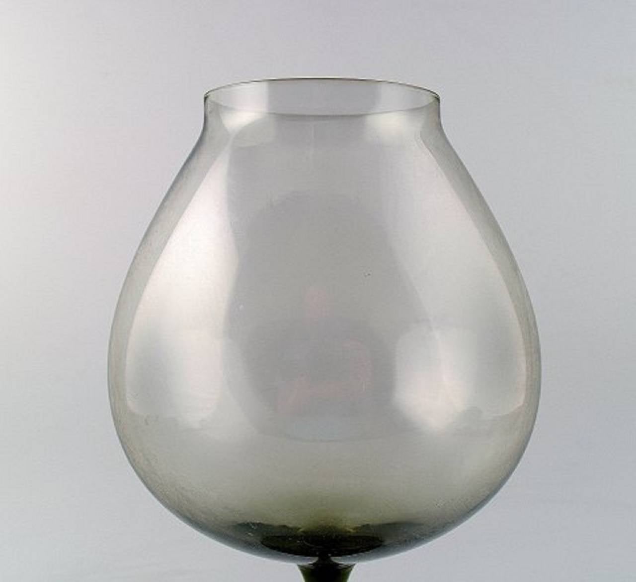 Nils Landberg, Orrefors, tulip glass. Grey-tinted glass. Label.
Measures: 29cm height. In perfect condition.