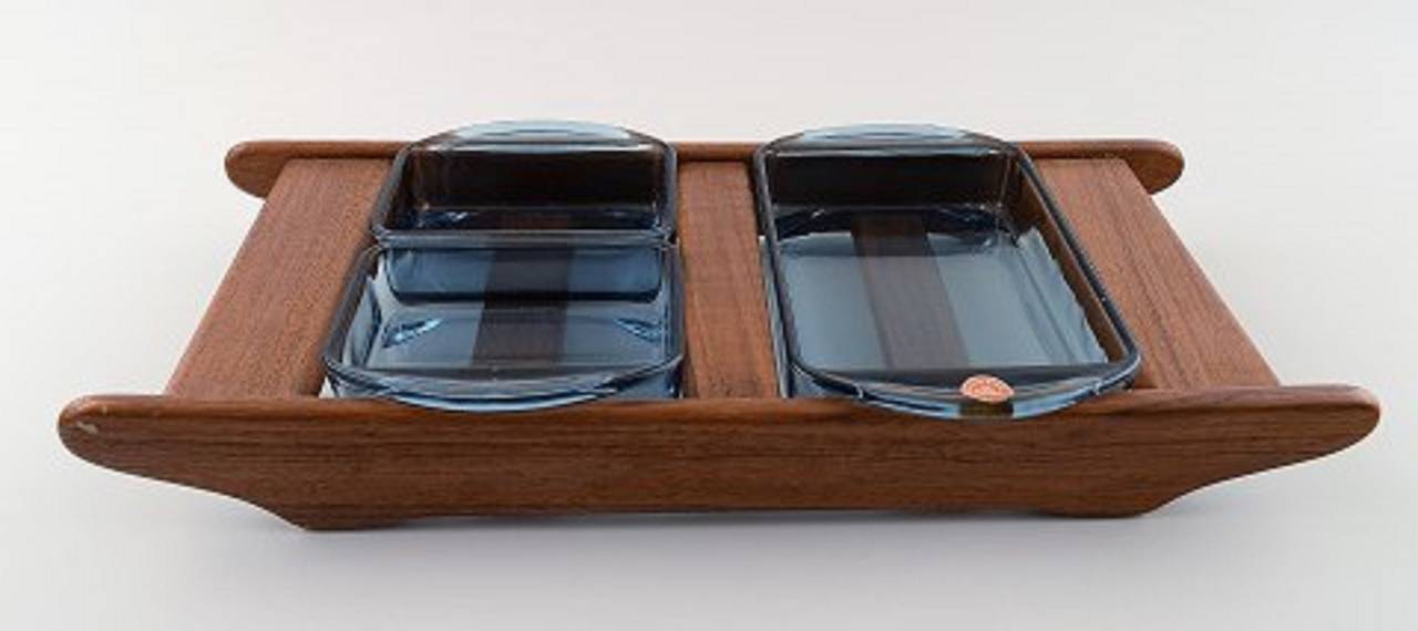 Cabaret dish of teak with inserts of colored glass.
Danish design, 1960-1970s.
In good condition.
Measures: 34 x 15cm.
Label: Made in Denmark and 