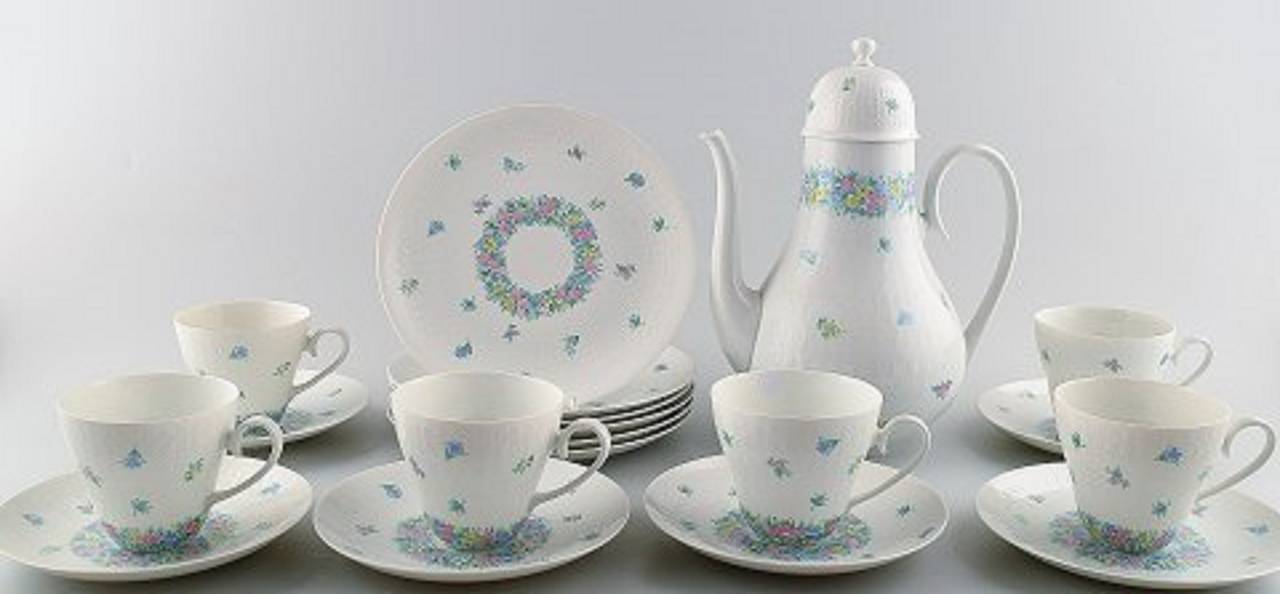Rosenthal studio line, Wiinblad. Six persons coffee service with floral decoration, consisting of six coffee cups, six saucers, six dessert plates and coffee pot.
In perfect condition.
Coffee pot: 25 cm height.