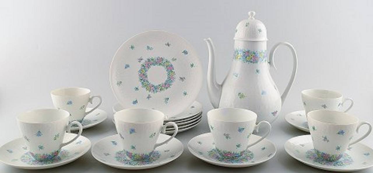 Ligne de studio Rosenthal, Wiinblad. Service à café pour six personnes avec décoration florale, composé de six tasses à café, six soucoupes, six assiettes à dessert et une cafetière.
En parfait état.
Cafetière : hauteur 25 cm.