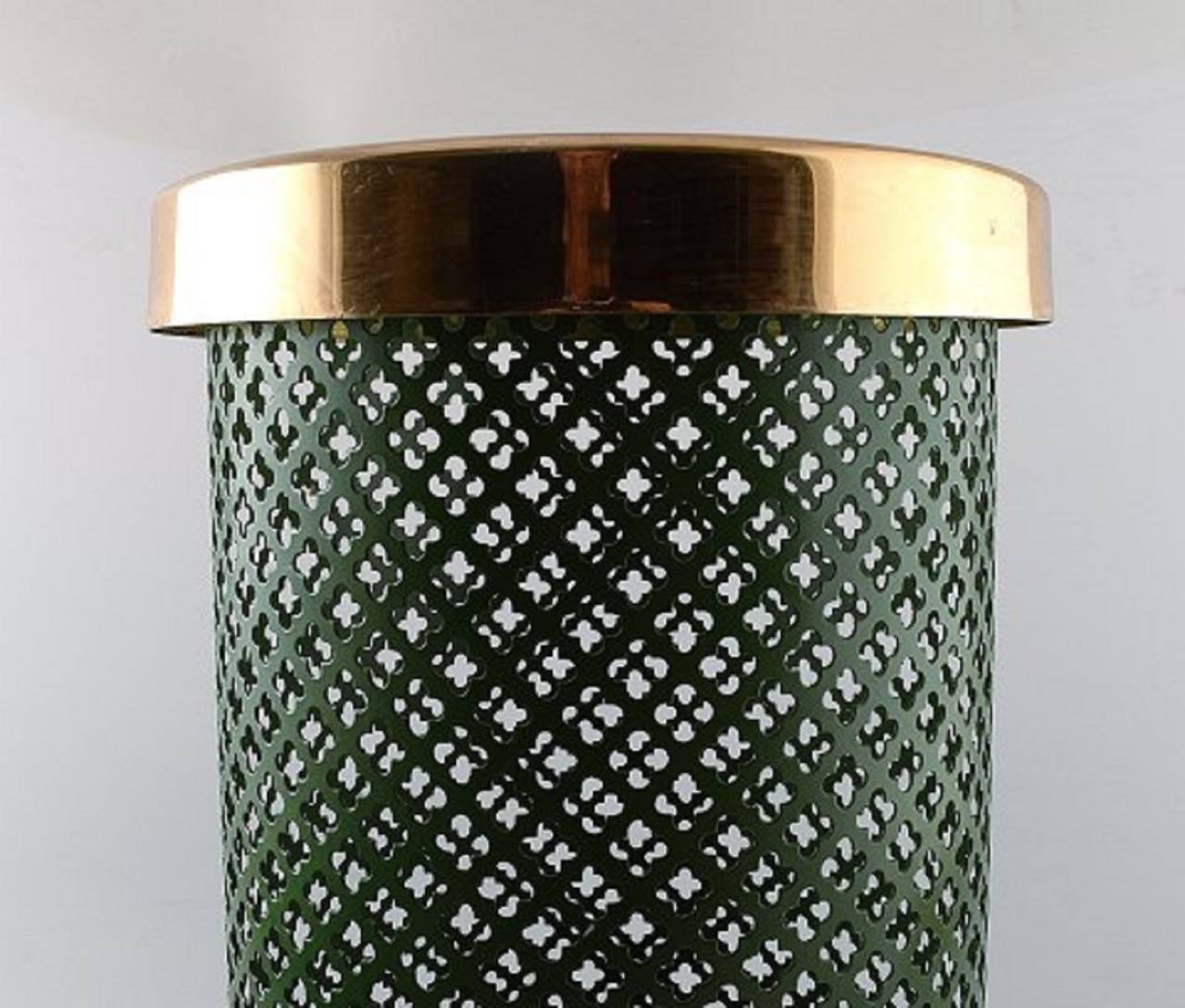Josef Frank wastebasket in green metal with brass top.
In good condition.
Measures 38.5 x 25.5 cm.