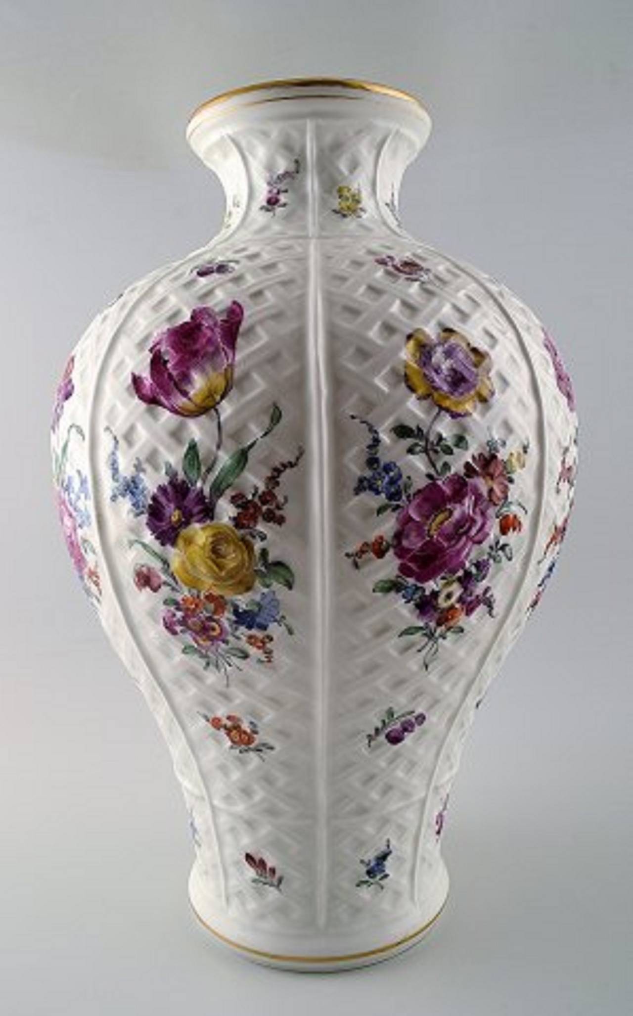 Grand vase viennois en porcelaine. Richement décorée de fleurs.
Peint à la main. Début du 20e siècle. Estampillé.
Mesures : 40 cm. En bon état.