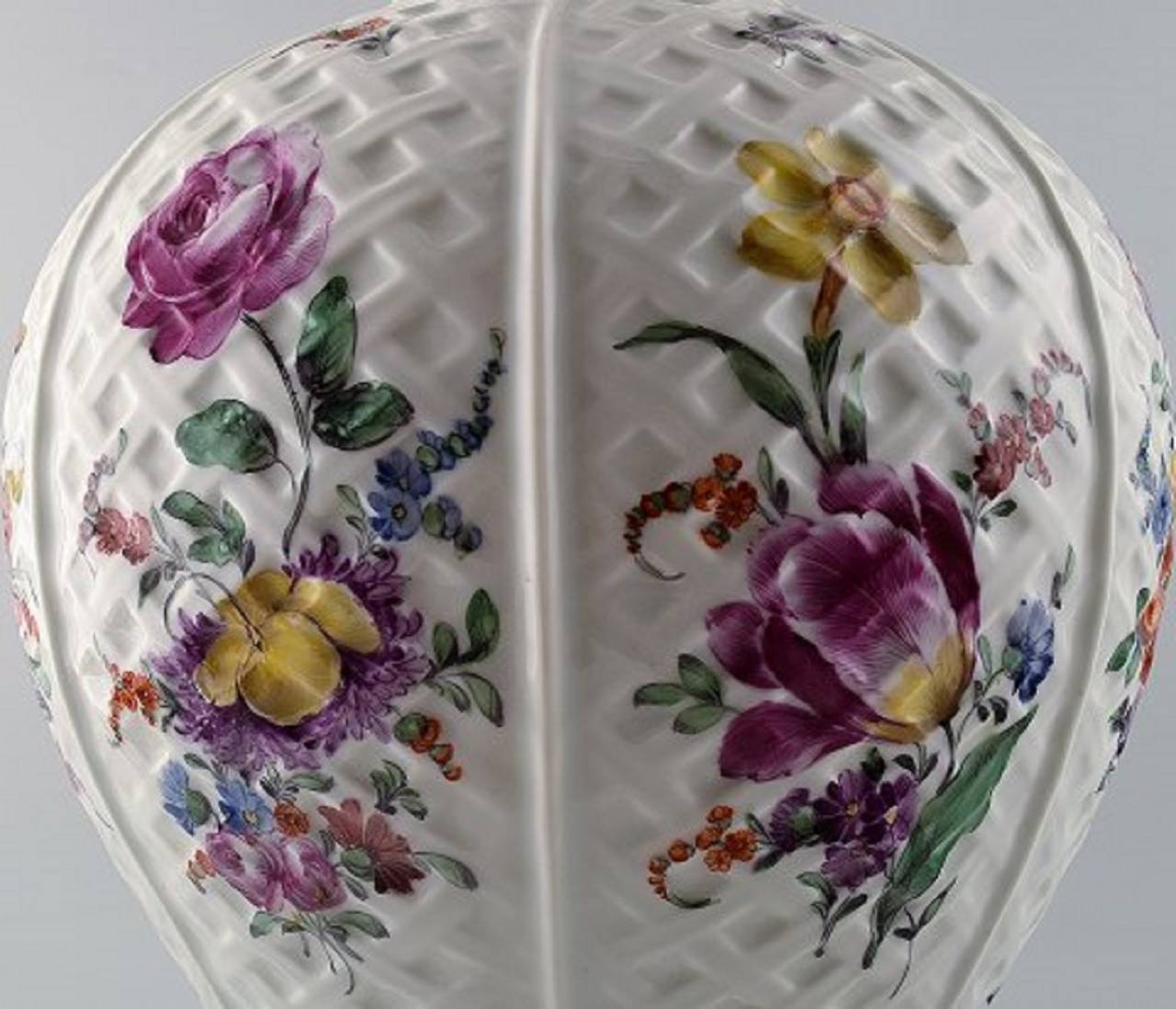 Autrichien Grand vase viennois en porcelaine en vente