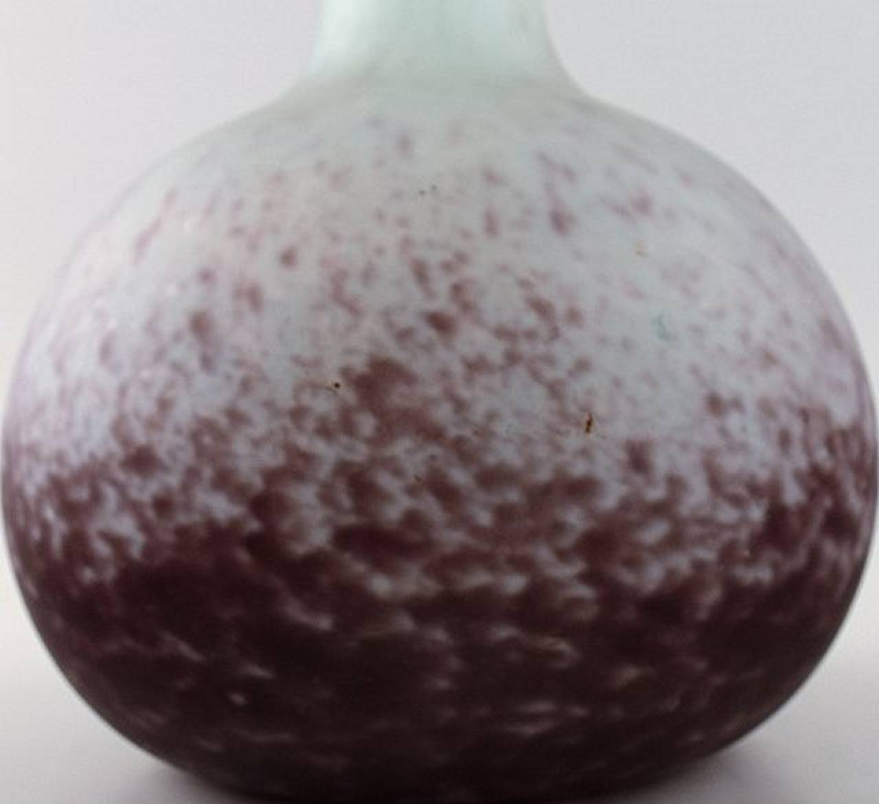 Monumental Daum, Nancy. Vase Soliflores en verre d'art dans des nuances de violette et de bleu.
Signé. 53 cm de hauteur. En parfait état.
Vraisemblablement non signé.