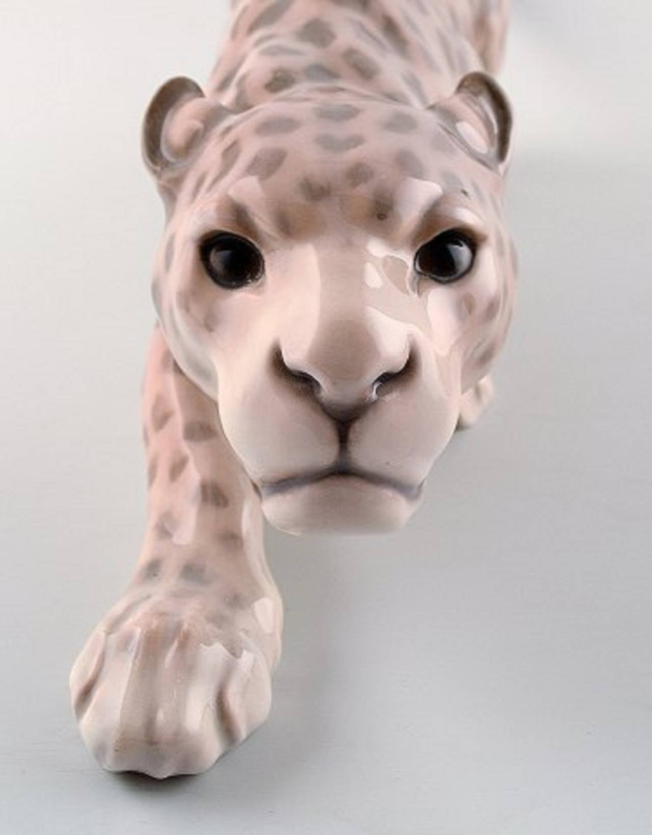 Bing & Grondahl. Porcelain figure, 'Leopard' number 1613.
Length 46 cm.
1st. factory quality. In very good condition.