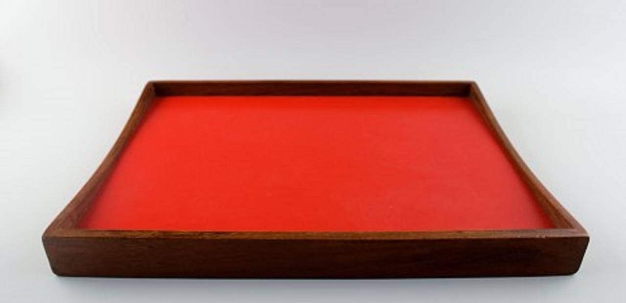Finn Juhl: Reversible tray of teak with red and black melamine.
Produced by Torben Orskov. 1960s.
Danish modern, mid 20 c.
Length 40 cm. Width. 30 cm.
In very good condition.
