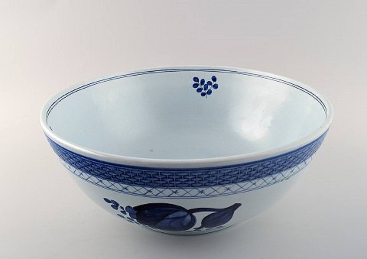 Large Tranquebar / Trankebar salad bowl from Royal Copenhagen / Aluminia.
Decoration number 11/958.
1st. Factory quality.
Measures: Height 10.5 cm.
Diameter 26 cm.
In very good condition.