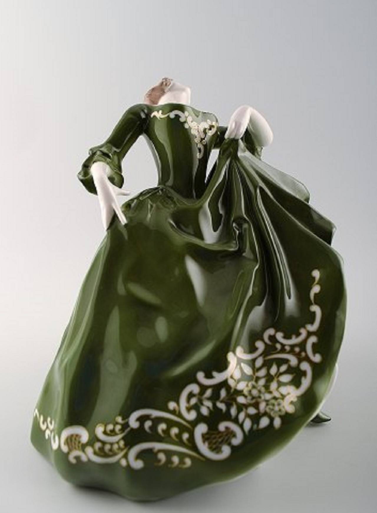 Großes Art Deco Rosenthal, Erna von Langenmantel.
Porzellanfigur einer tanzenden Frau.
Anfang des 20. Jahrhunderts.
Maße: 28 cm, hoch und 22 cm im Durchmesser.
In perfektem Zustand. Markiert.
