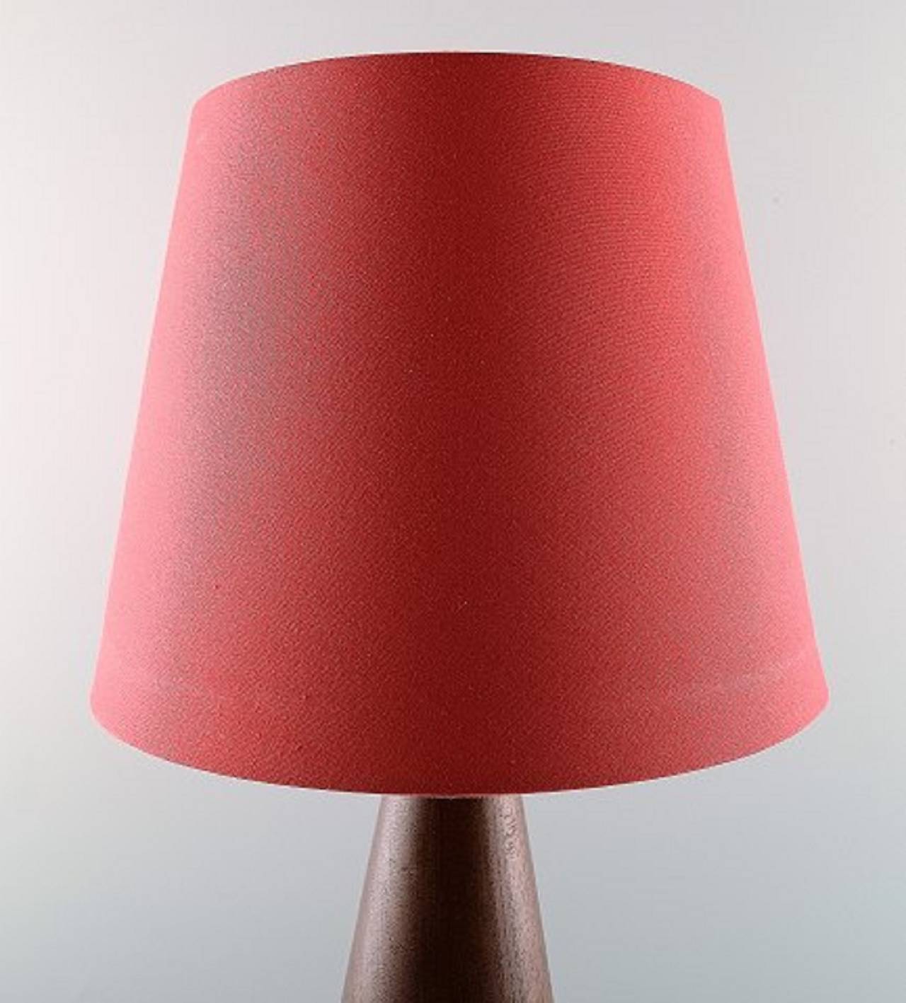 Danish design table lamp in teak.
Shade in red fabric, Denmark, 1950s.
Measures: Height 30 cm. Total height 46 cm.
In very good condition.