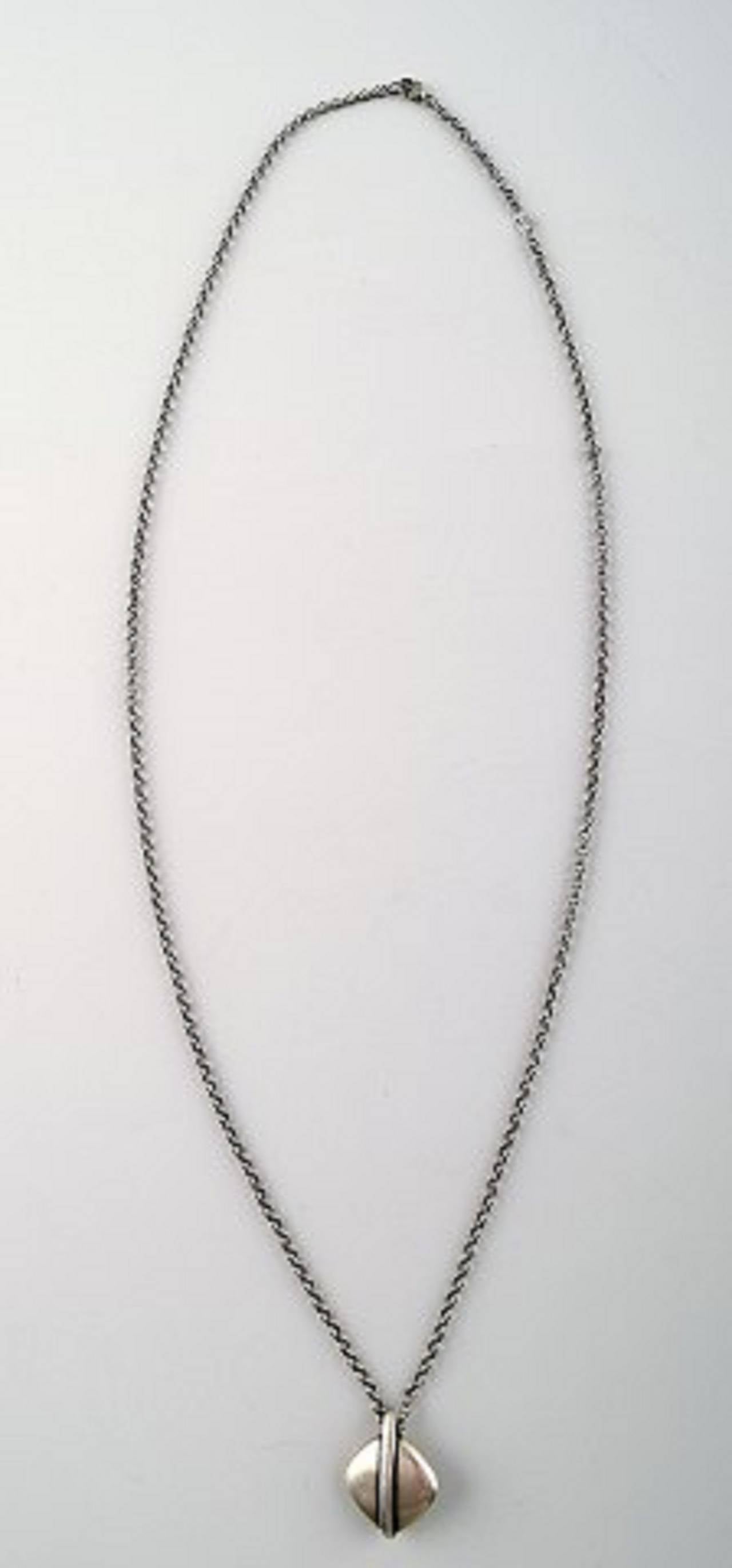 Georg Jensen necklace with pendant in sterling silver.
Length of chain 64 cm.
In very good condition.
Marked.