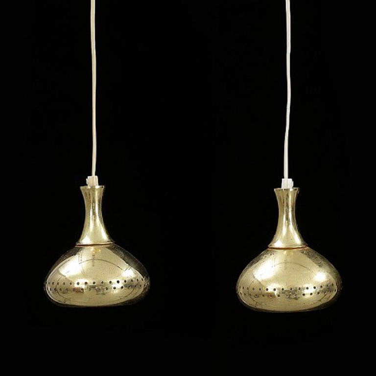 Hans-Agne Jakobsson pour Markaryd. 
Paire de lampes de fenêtre.
Lampe de fenêtre en forme de goutte d'eau en laiton, bord percé. Mesures : Hauteur 16 cm.
Bon état, peu d'usure.