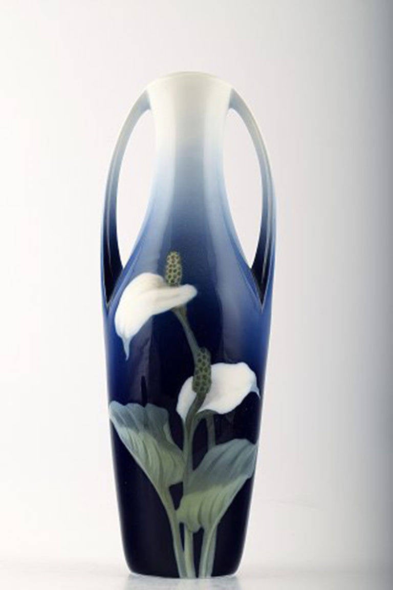 Royal Copenhagen Art Nouveau vase, decorated with flowers.
Measures: 32 cm.
Factory second quality, in perfect condition.