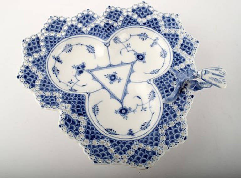 Royal Copenhagen blue fluted full lace dish with insect.
Number 1077. Early stamp.
First factory quality. In perfect condition.
Diameter 24 cm. Height 4 cm.