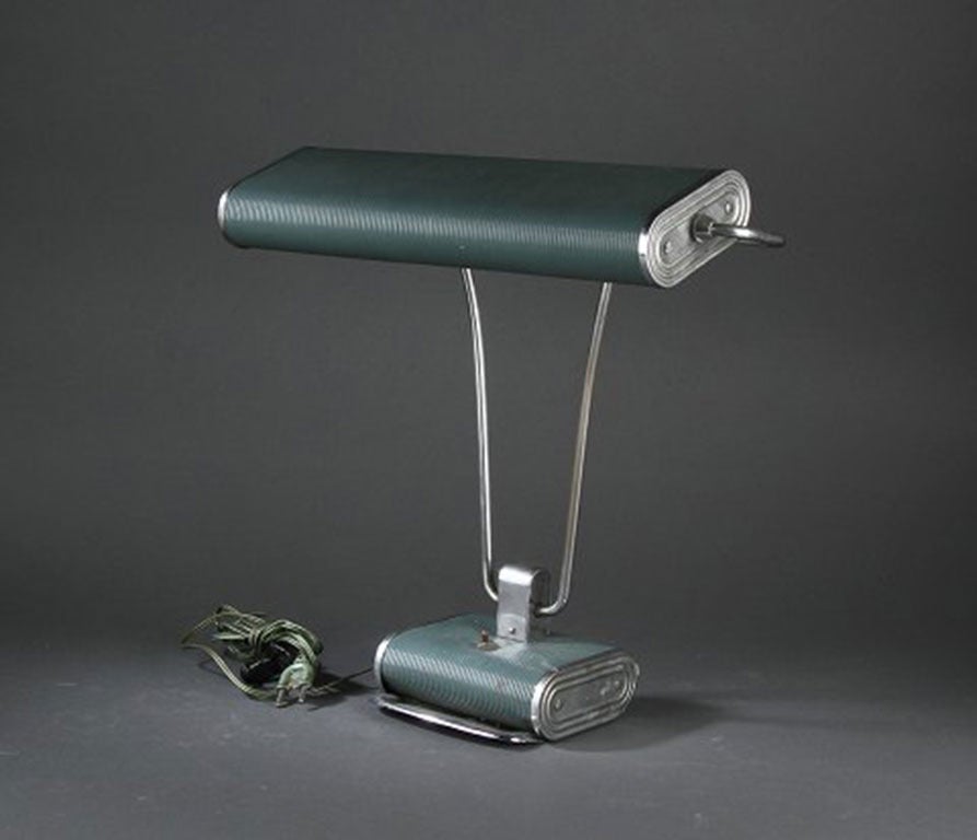 Eileen Gray, 1878-1976. Table lamp made of steel and green lacquered metal with adjustable arm and shade. Made of brass and painted metal.
Arm and screen adjustable.
Measure: 44 cm. wide, height 35 cm.
Produced by Jumo, France, 1930s-1940s.
In