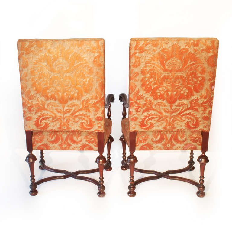 British A pair of William and Mary style arm chairs For Sale