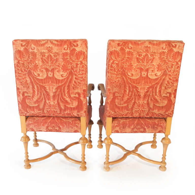 A pair of William and Mary style arm chairs In Good Condition For Sale In London, GB