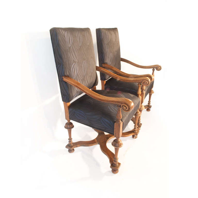 British A pair of William and Mary style open arm chairs For Sale