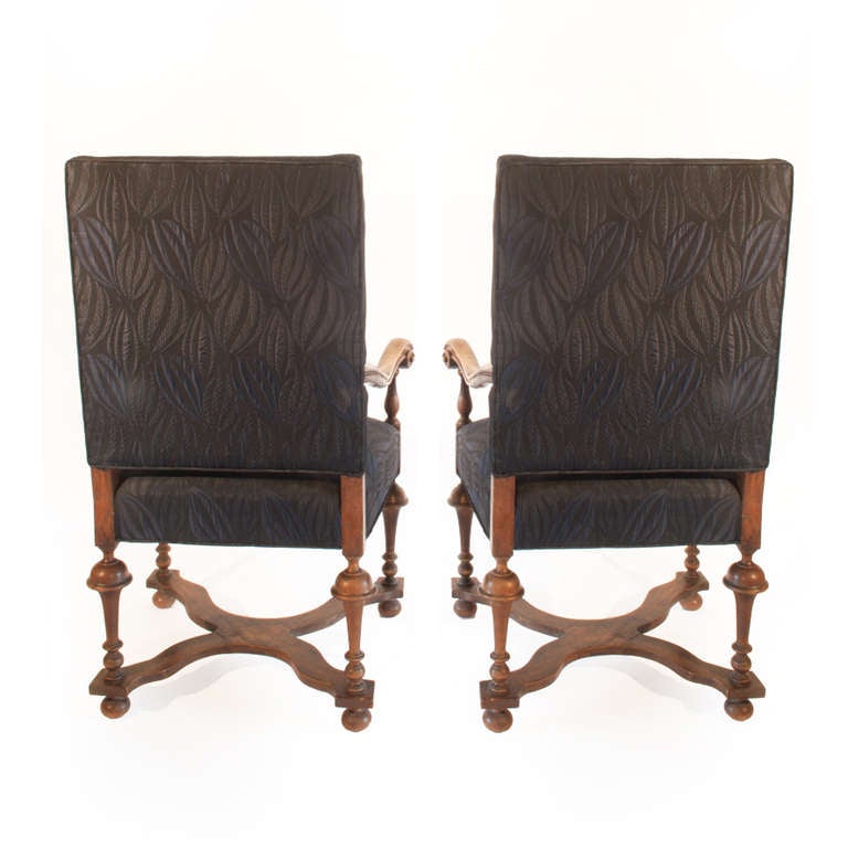18th Century and Earlier A pair of William and Mary style open arm chairs For Sale