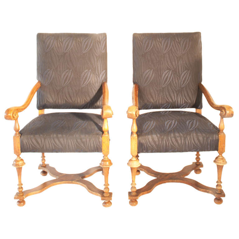 A pair of William and Mary style open arm chairs For Sale