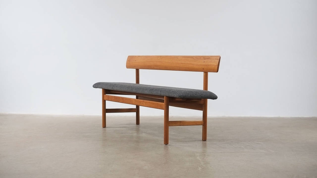 Rare and very beautiful Shaker Bench in solid oak designed in 1958 by Borge Mogensen for Fredericia, Denmark. This example in wonderful patinated oak with newly upholstered seat in ‘Fleck’ fabric. Great piece.