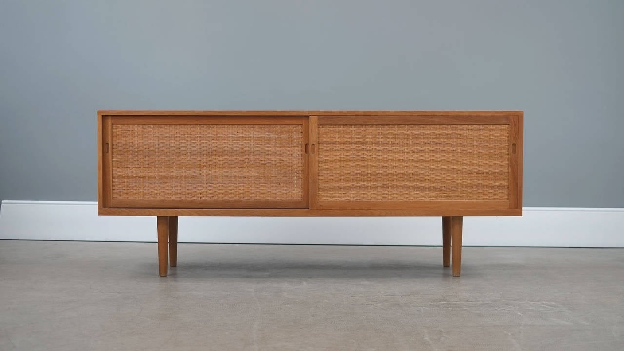 Incredibile credenza RY26 in rovere disegnata da Hans Wegner per RY Mobler, Danimarca. Esempio più raro di questa bellissima credenza con ante in canna. Dettagli semplici ed eleganti e interni meravigliosi. Un pezzo fantastico.