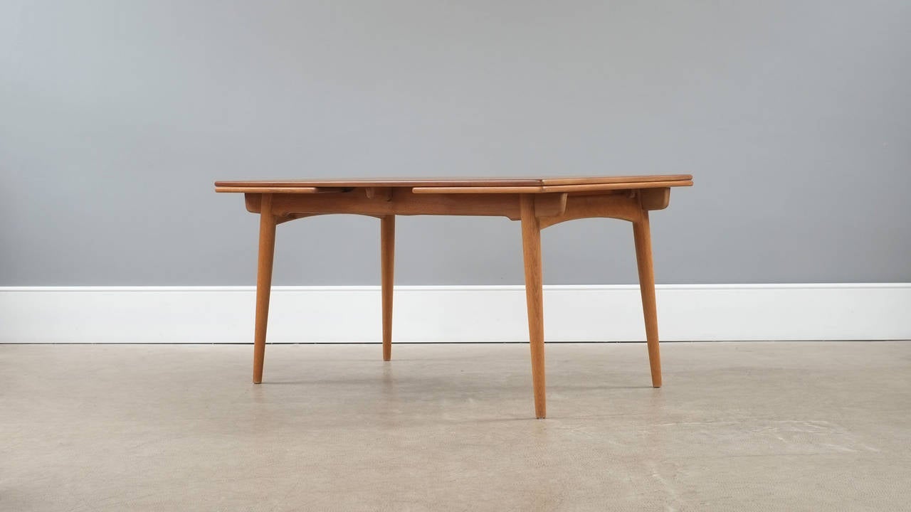 Fantastic AT 312 extending dining table in oak designed by Hans Wegner for Andreas Tuck, Denmark. Very beautiful example of this classic table by Wegner.