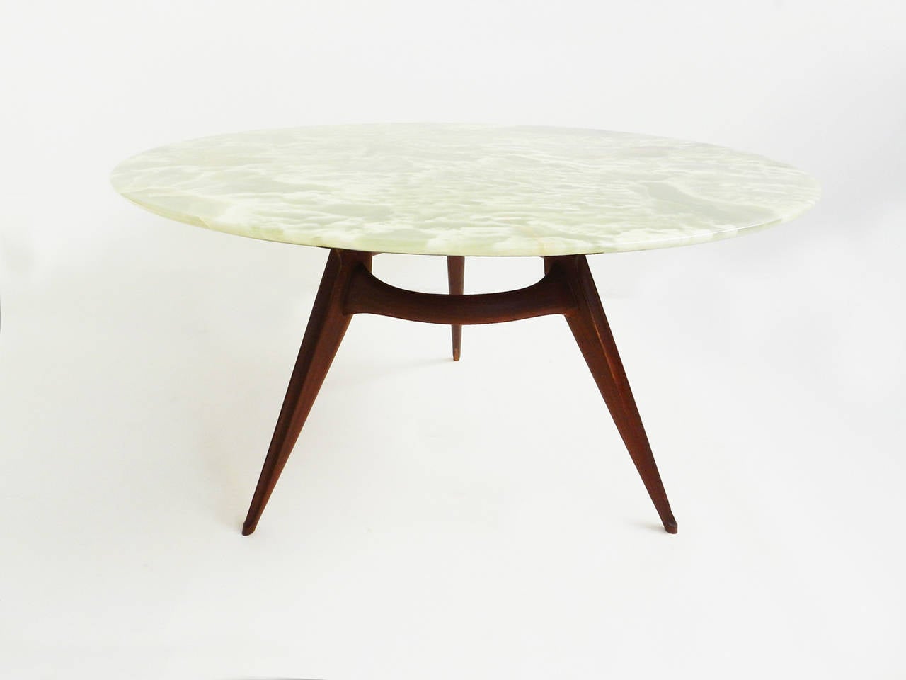 Spectacular round table in green onyx and  and wood in the style of Ico Parisi