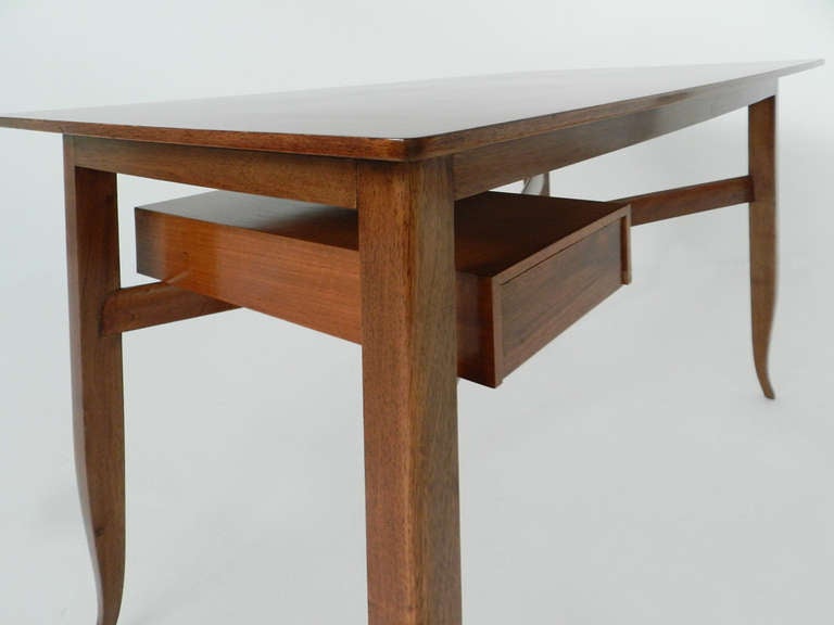 Gio Ponti Attributed Elegant Small Desk In Excellent Condition In Morbio Inferiore, CH