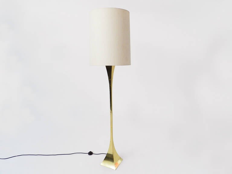 Elegant floor lamp designed by A. Montagna Grillo & A Tonello and produced by High Society in 1972.
Dimension of the base 20.5 x 20.5 cm (8.07 inches x 8.07 inches)