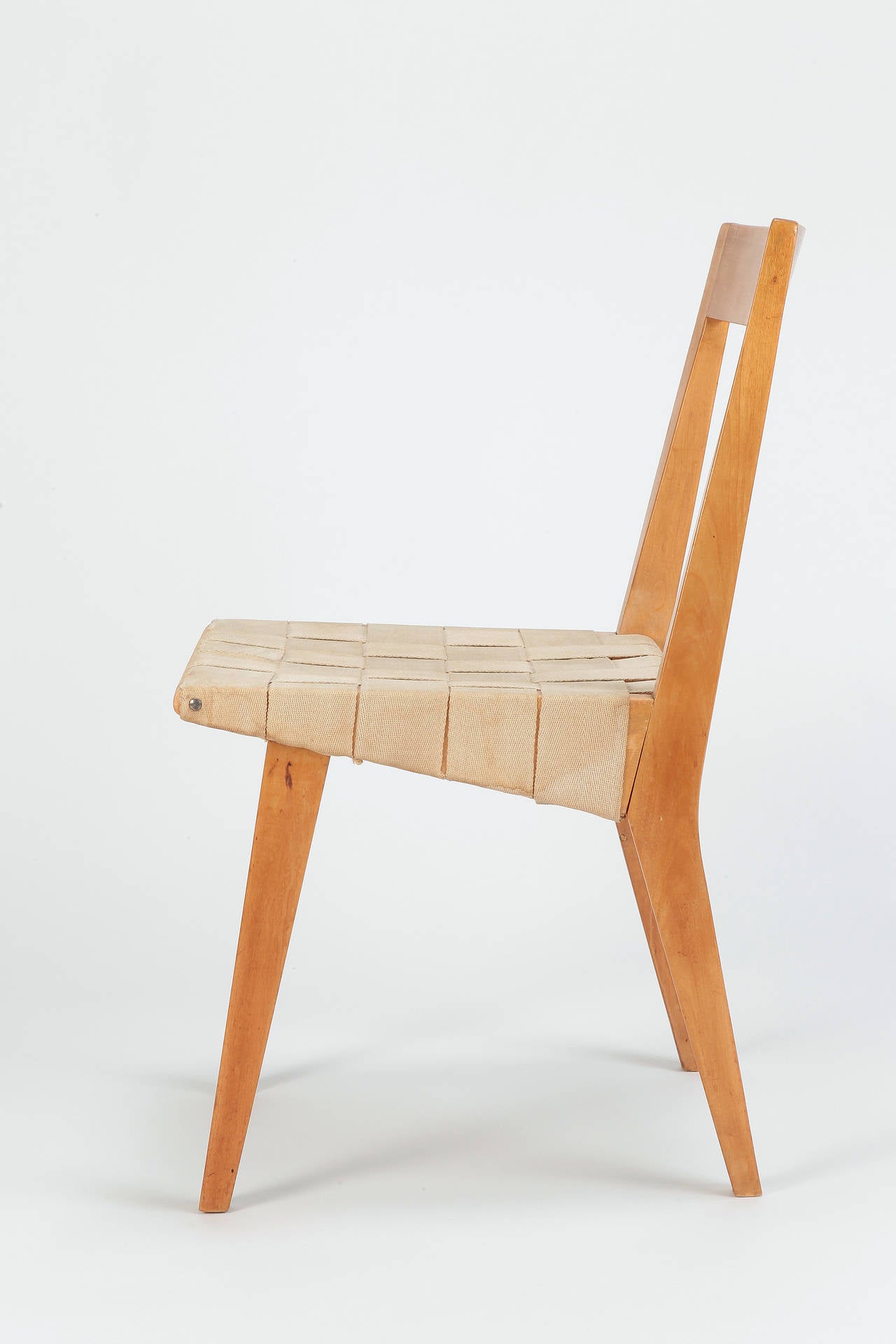 Very rare Jens Risom chair maufactured in the 1940s, model “666 WSP” of the 600 series from 1941. First production example from the 40s. Captivates with it’s simple form and material. Birch wood frame and original cotton webbing! Collectors item!