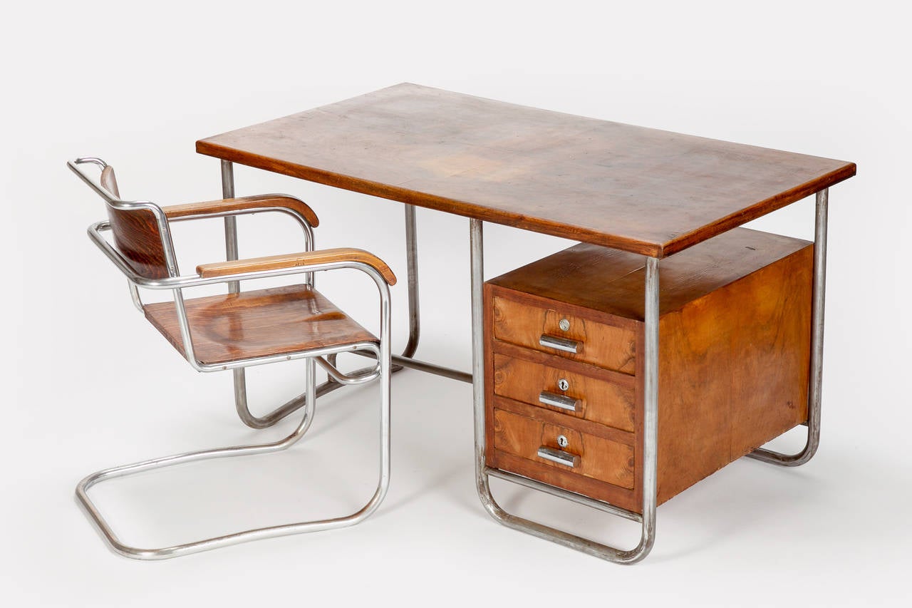 Incredible Bauhaus desk designed by Marcel Breuer, manufactured by Cova Italy in the 1930s. The desk is made of veneered walnut and shows beautiful details such as solid steel tube handles. The chair is made of stained beech plywood. Original patina